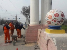 В Запорожье после возмущений в соцсетях ремонтируют колонны на пл. Поляка, - ФОТО