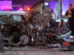 Потерявший сознание водитель Dodge Durango уничтожил легковушку. ВИДЕО