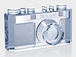 К столетнему юбилею Nikon выпустили эксклюзивные сувениры при помощи Swarovski