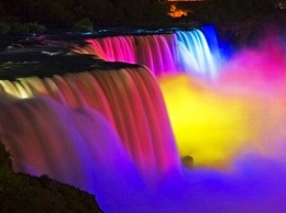 Ниагарский водопад предлагает уникальное световое шоу
