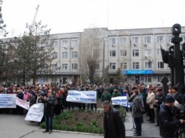 Портовики Бердянска вышли на митинг в поддержку своего директора