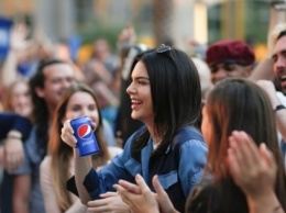 Pepsi извинилась за свою рекламу с сестрой Кардашьян и удалила ее из сети