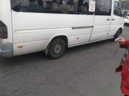 В Запорожье оборвавшийся троллейбусный провод выбил стекло в маршрутке: пострадали двое, - ФОТО