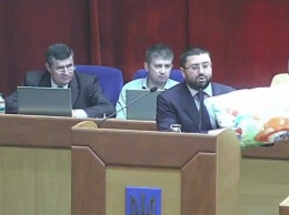 "А вы понюхайте ее!": Депутат Запорожского облсовета пришел на сессию с детской подушкой