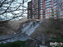 В Николаеве застройщик «Набережного квартала» массово сливает цемент на зеленую зону