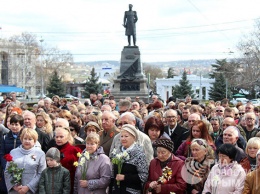 В митинге в память о жертвах теракта в Санкт-Петербурге приняло участие около тысячи севастопольцев