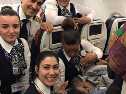 Кого-то в капусте нашли, а она родилась в самолете: бортпроводникам «Турецких авиалиний» пришлось принимать роды на высоте почти 13000 метров