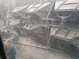 Под Мариуполем грузовой поезд сошел с рельсов и перевернулся