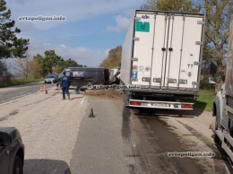 ДТП в Крыму: фура Renault влетела в ГАЗель дорожной службы - погиб рабочий. ФОТО+видео