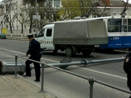 В Севастополе сразу три стальных опоры троллейбусных линий рухнули на дорогу (ФОТО)