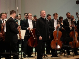 Пасха: Симфонический оркестр Мариинского театра работает, а музыканты Тюменской филармонии - отдыхают