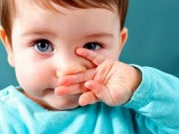 В Одессе малыш засунул в нос огромный магнит: родители мчались в больницу по рельсам