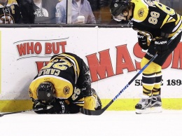 НХЛ: Россиянин Александр Овечкин («Вашингтон») травмировал Брэндона Карло из "Бостона"
