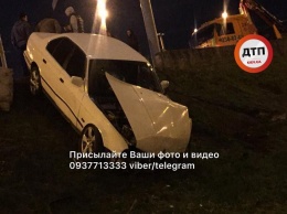 В Киеве на Троещине автомобиль BMW влетел в бетонную клумбу