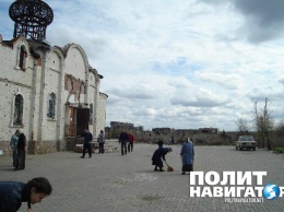 Жители Донецка провели субботник в монастыре, уничтоженном украинской артиллерией