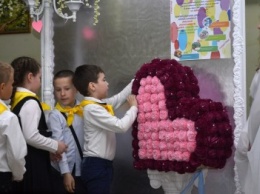 В Ялтинской школе № 1 провели акцию «От сердца к сердцу» и высадили тюльпаны