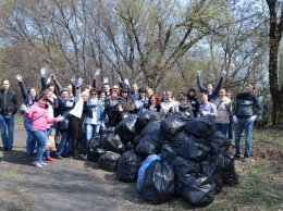 Сотрудники ДТЭК ШУ Терновское очистили от мусора лесополосу вблизи шахты