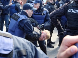 Полиция Одессы задерживает проукраинских активистов после столкновения на Аллее Славы