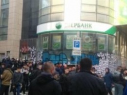 В Харькове под Сбербанком произошла драка между митингующими и полицейскими: в ход пошли камни и кирпичи