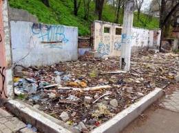 В Одессе конечная остановка возле Пересыпьских мостов напоминает разбомбленное гетто (ФОТО)
