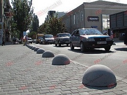 Автонарушителям закроют доступ на пешеходную зону Азовского проспекта