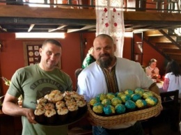 Самый сильный человек мира испек куличи для воинов АТО на Донбассе (ФОТО)