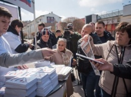 В центре Симферополя раздали 3 тыс. экземпляров Конституции Крыма