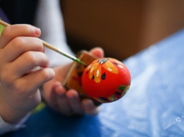 Одесса готовится к Пасхе: в 55-ой школе разрисовывали пряники и создавали сувениры с цыплятами (фоторепортаж)
