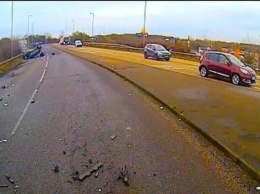 Жуткая авария: авто с пассажирами взлетело на 4 метра (видео)