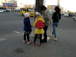 В Одессе четверо детей вели домой пьяную мать (ВИДЕО)