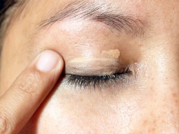 8 ошибок, которые вы совершаете во время макияжа глаз