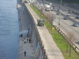 В Киеве смывают граффити на набережной у станции метро "Днепр"