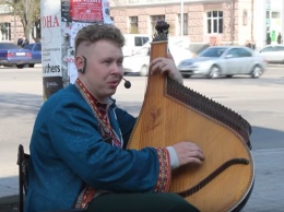 В центре Запорожья кобзарь сыграл каверы известных хитов (Видео)