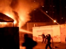 Пожар на Троещине уничтожил киоск и магазин