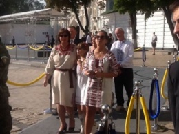 Яресько с дочерьми посетила выставку боевых флагов на Софийской площади