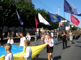 В Запорожье состоялся военный парад бойцов АТО и волонтеров