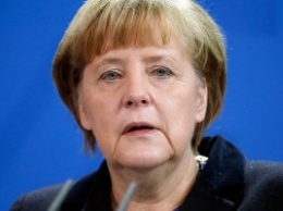 Меркель заявила, что трехсторонняя контактная группа должна работать в действующем формате