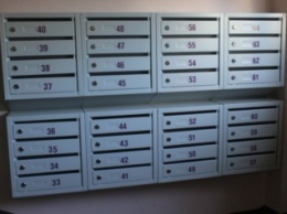 Новшество от ЖЭКа: как устанавливают почтовые ящики в столичных многоэтажках