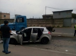 В Петербурге столкнулись иномарка и грузовой автомобиль