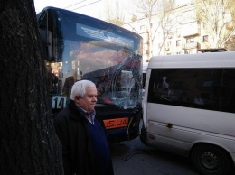 В центре Запорожья троллейбус столкнулся с двумя маршрутками