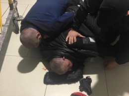 Под Одессой активисты задержали пьяного любителя России, который ходил по торговому центру с пистолетом