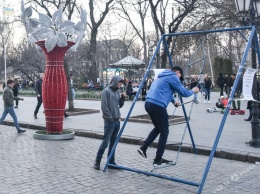 Потеплело: дешевые развлечения вернулись на Дерибасовскую и мешают одесситам