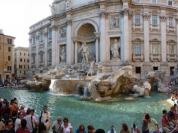 Туристы бросили 1,4 миллиона евро в фонтан Италии