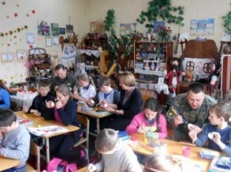 В Авдеевских школах стартовала серия мастер-классов по росписи пасхальных яиц (ФОТО)