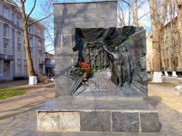 В Одессе разрушается памятник погибшим героям во Второй мировой войне (ФОТО)