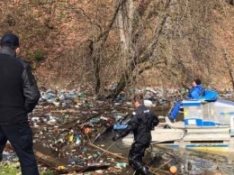 Москаль приказал нещадно штрафовать закарпатцев, сбрасывающих мусор в горные реки