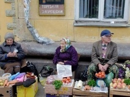 Непобедимые: Масштабный снос не помешал "стихийщикам" бойко торговать у Центрального рынка (ФОТО)