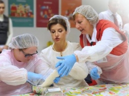 Марина Порошенко вместе с детьми с особыми потребностями приготовила пасхальные куличи
