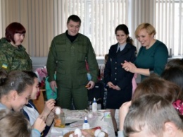 В Покровском отделе полиции для детей прошел мастер-класс по изготовлению пасхальных писанок