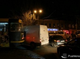 В Одессе трамвай и микроавтобус одновременно давили пешехода (ФОТО)